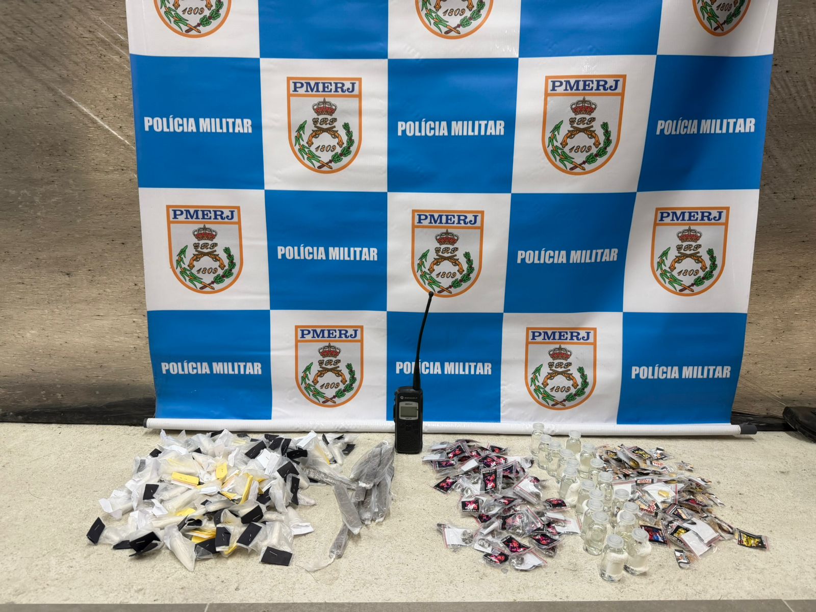 PM apreende drogas e equipamentos do tráfico no Fonseca, em Niterói